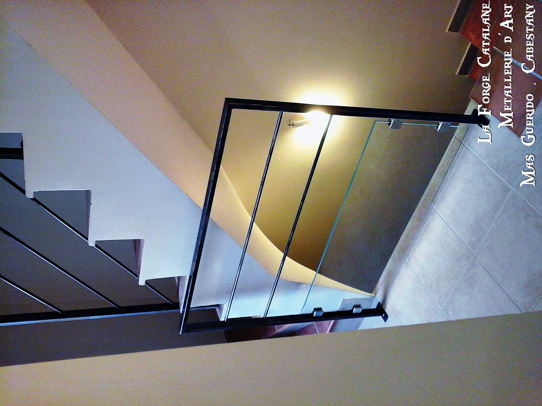 rampant par lisses horizontales garde corps soubassement vitre vitrage forge catalane 2.jpg